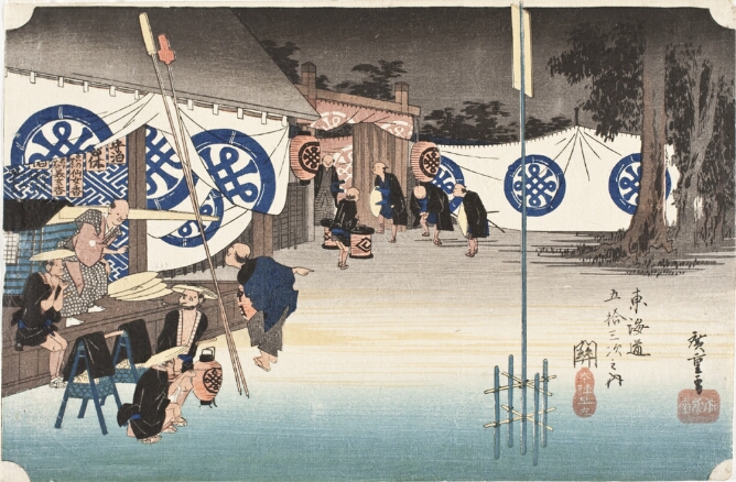 A color print of figures standing and sitting around a courtyard of an inn where white banners with blue crests hang