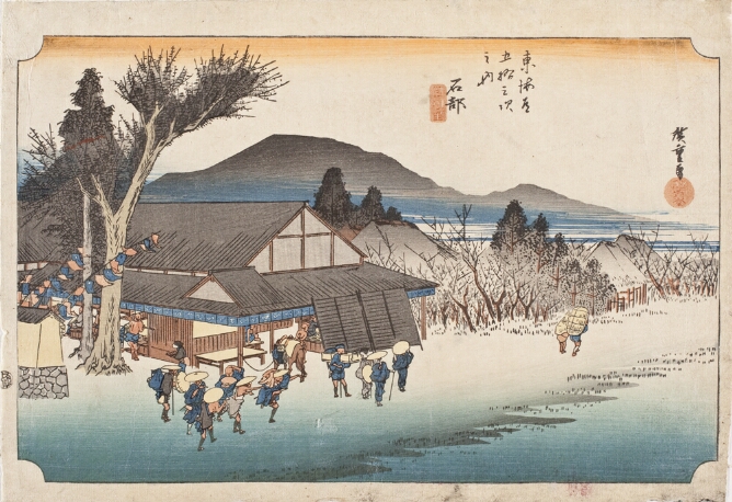 A color print showing a bird's eye view of a group of figures walking by a large tea-house, with a mountain rising above a streak of mist in the distance